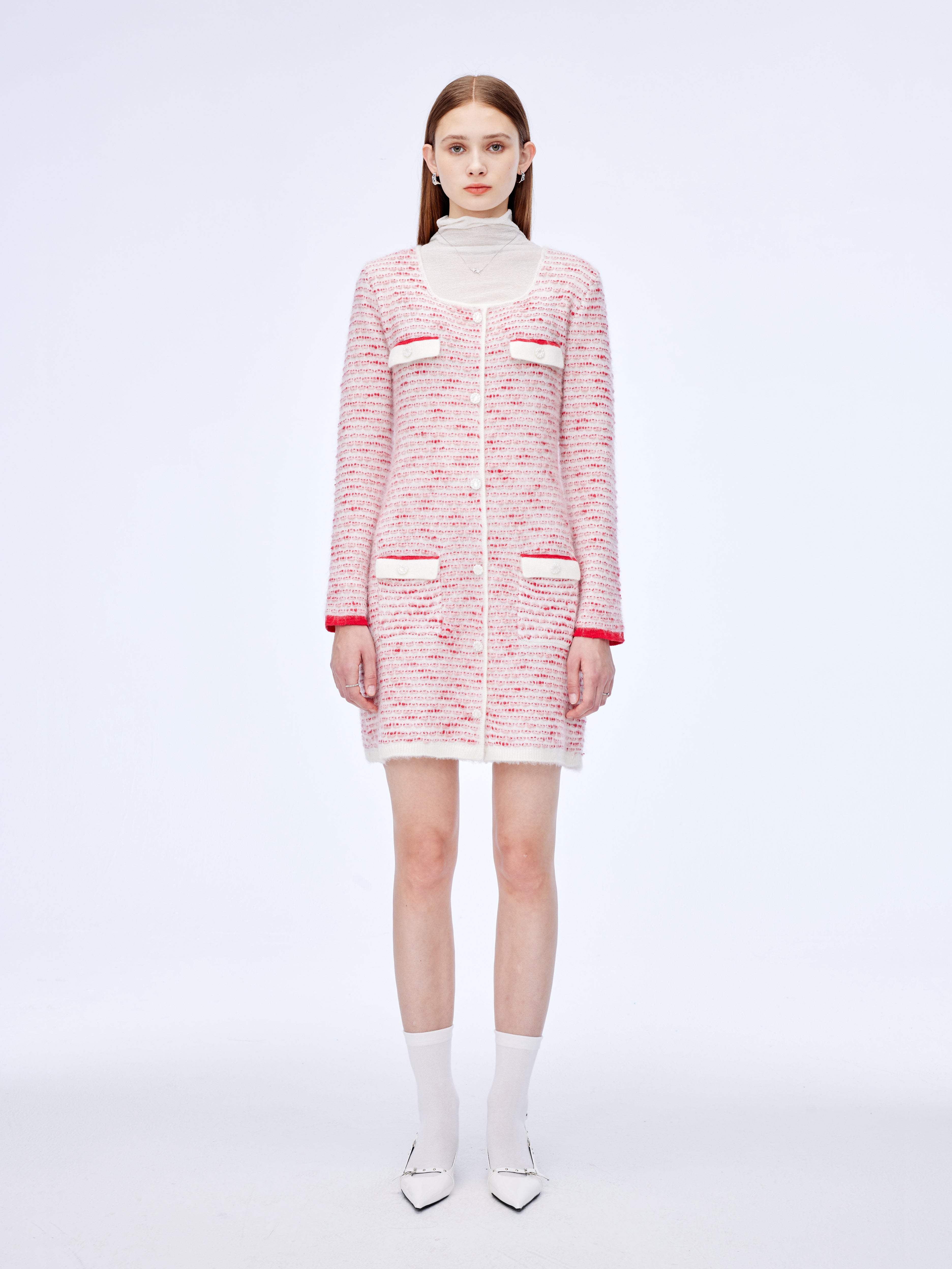 Vestido corto ajustado con cuello en U