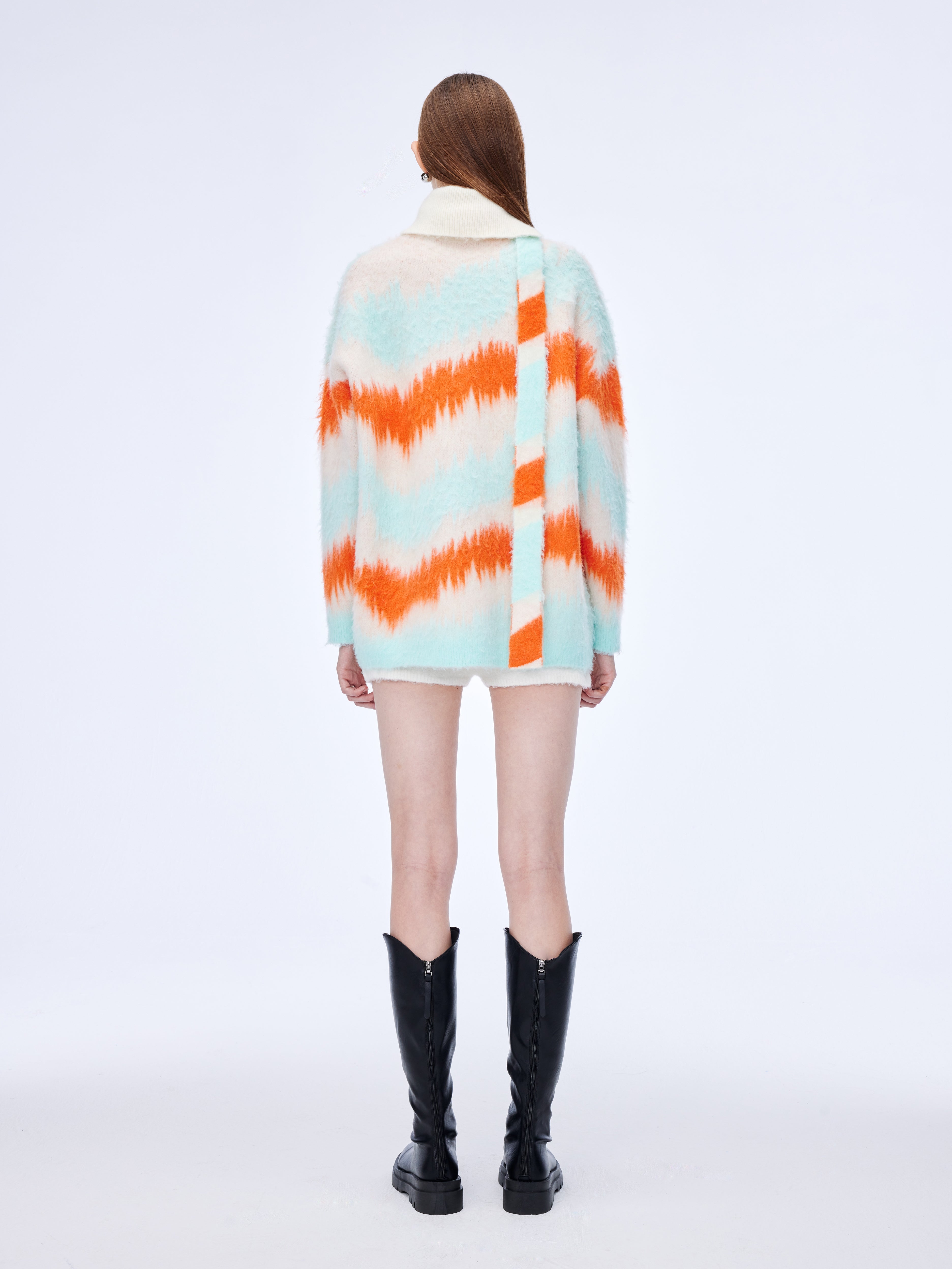 Suéter de cuello alto colorido