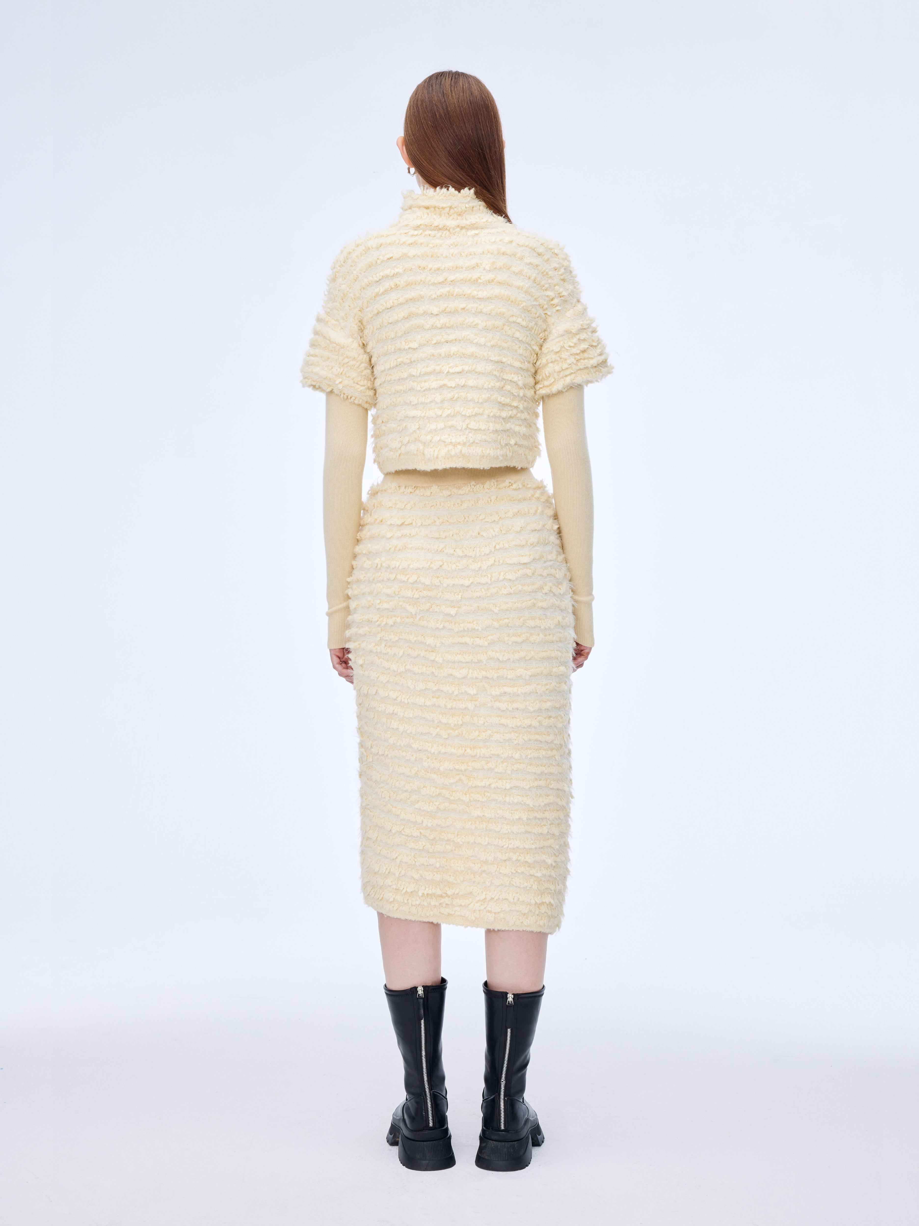 Chaqueta corta de pelo con doble manga y cremallera