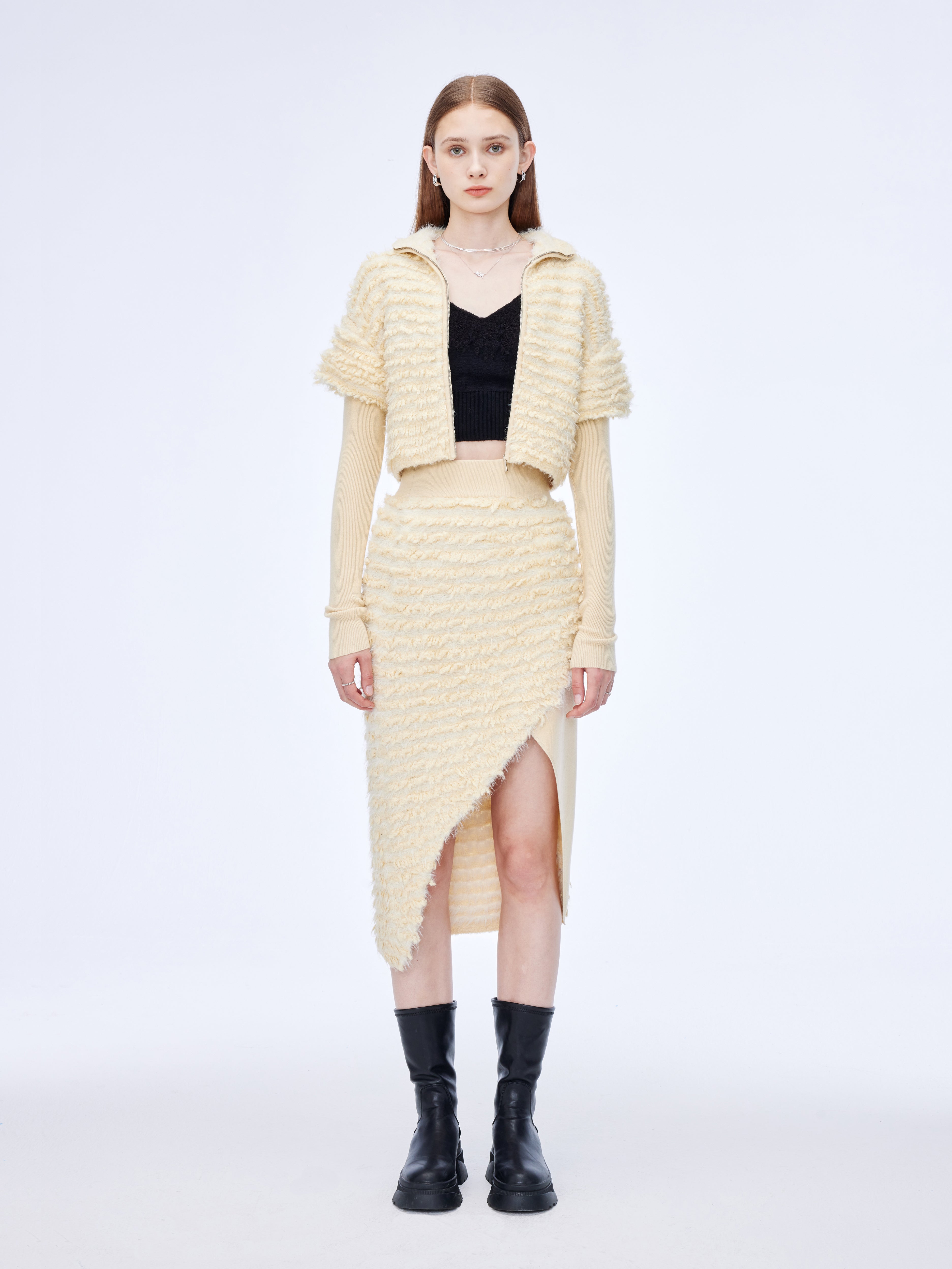 Chaqueta corta de pelo con doble manga y cremallera