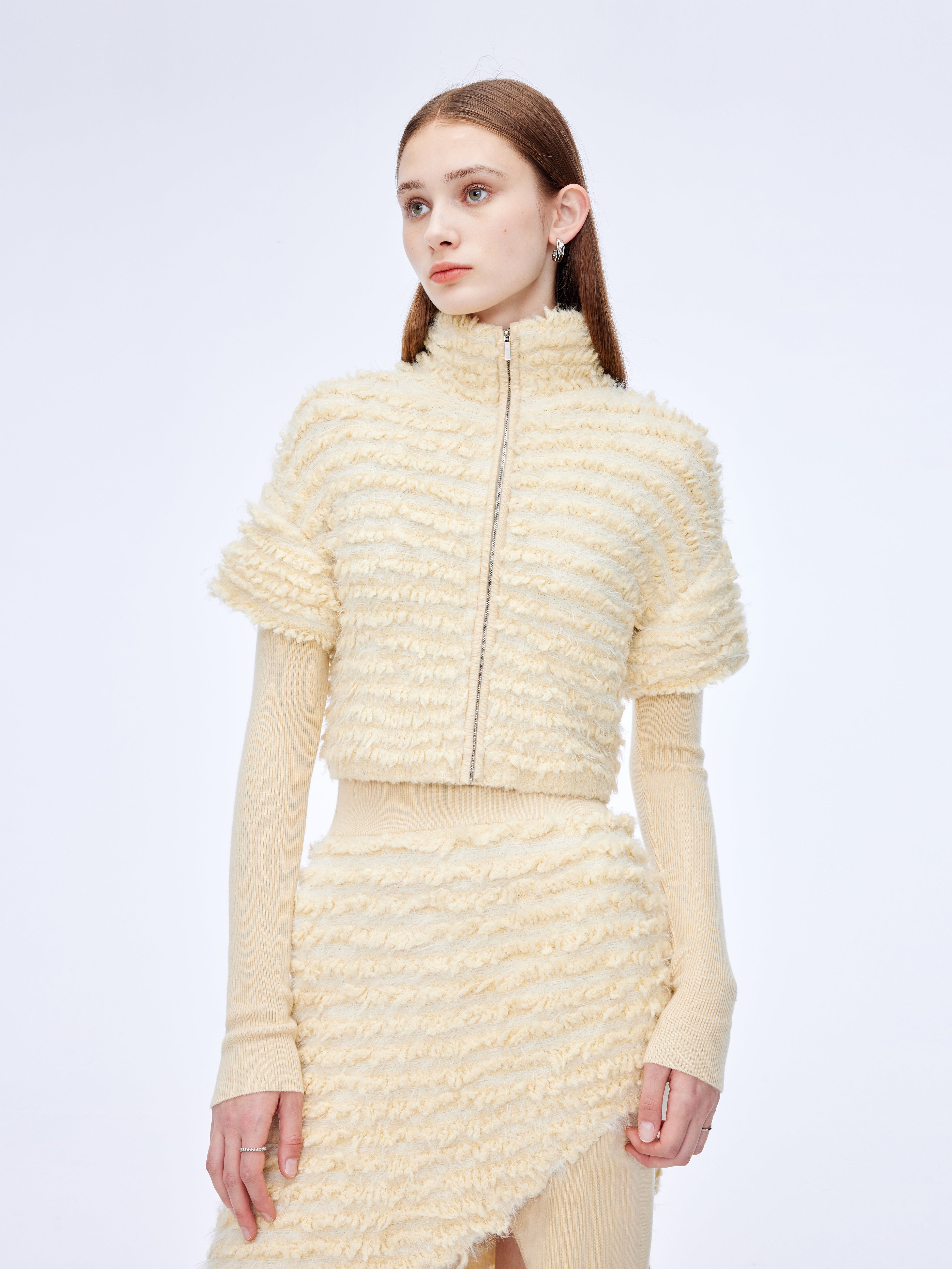 Chaqueta corta de pelo con doble manga y cremallera