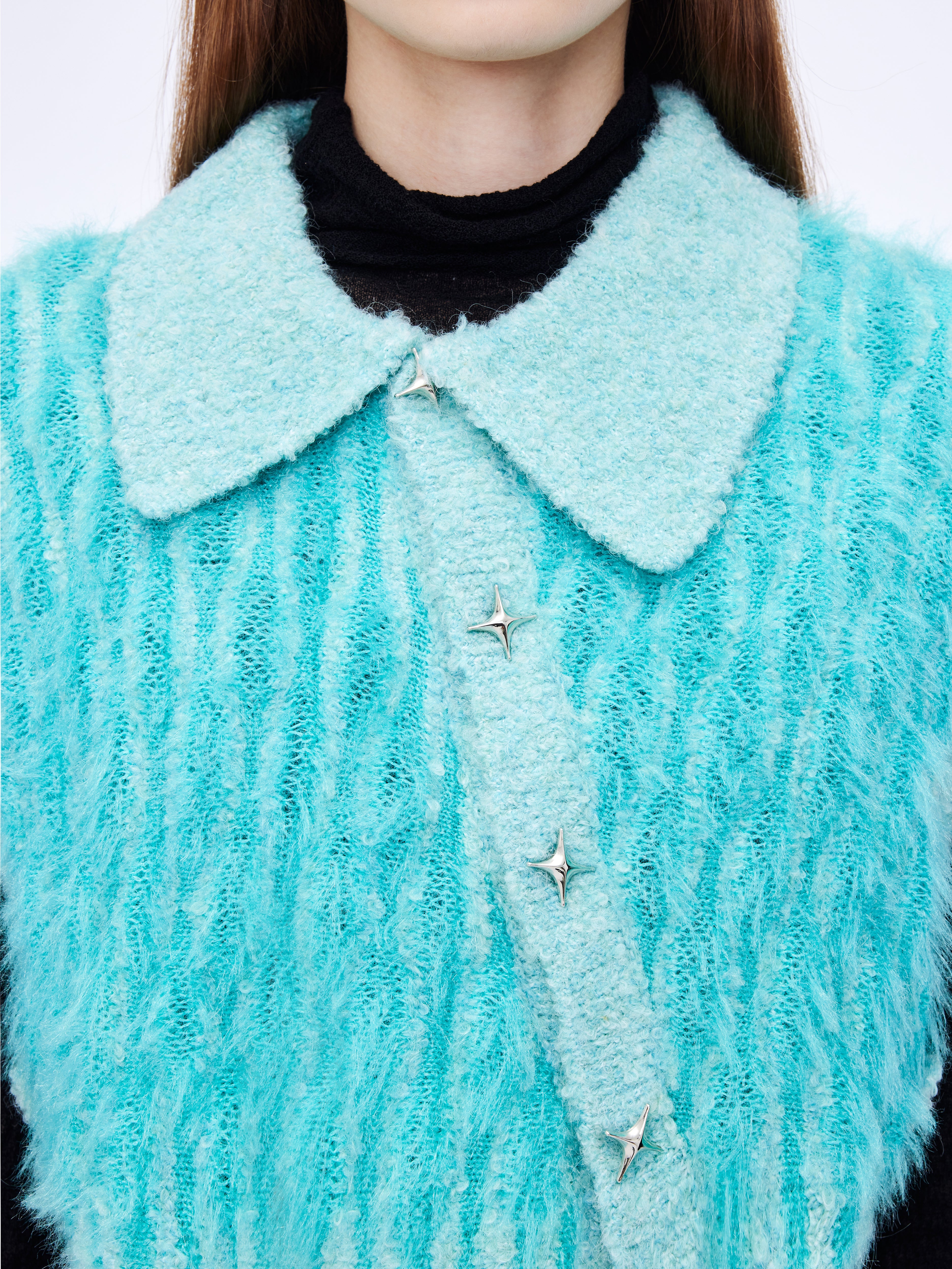 Capa corta con solapa diagonal