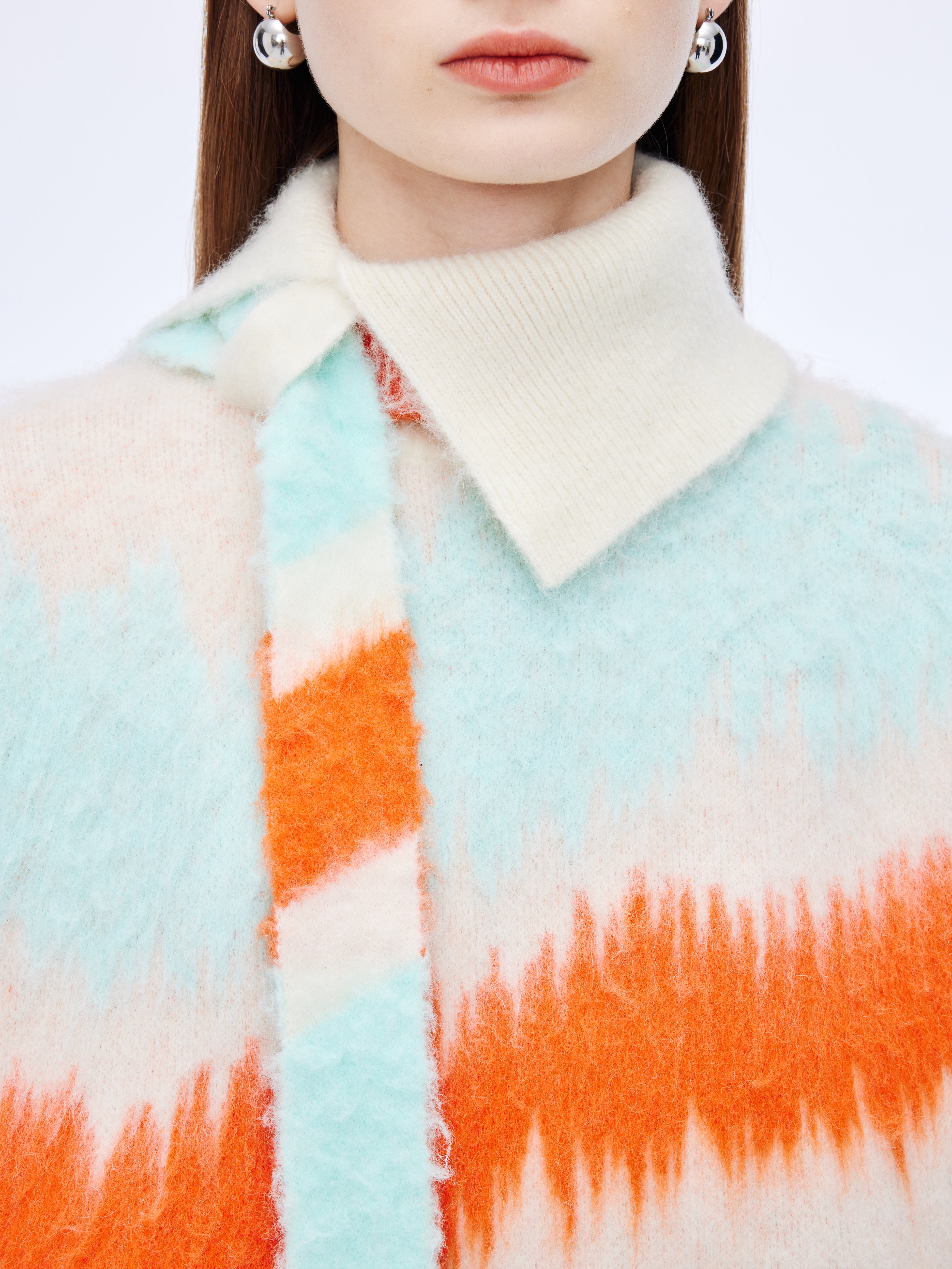 Suéter de cuello alto colorido