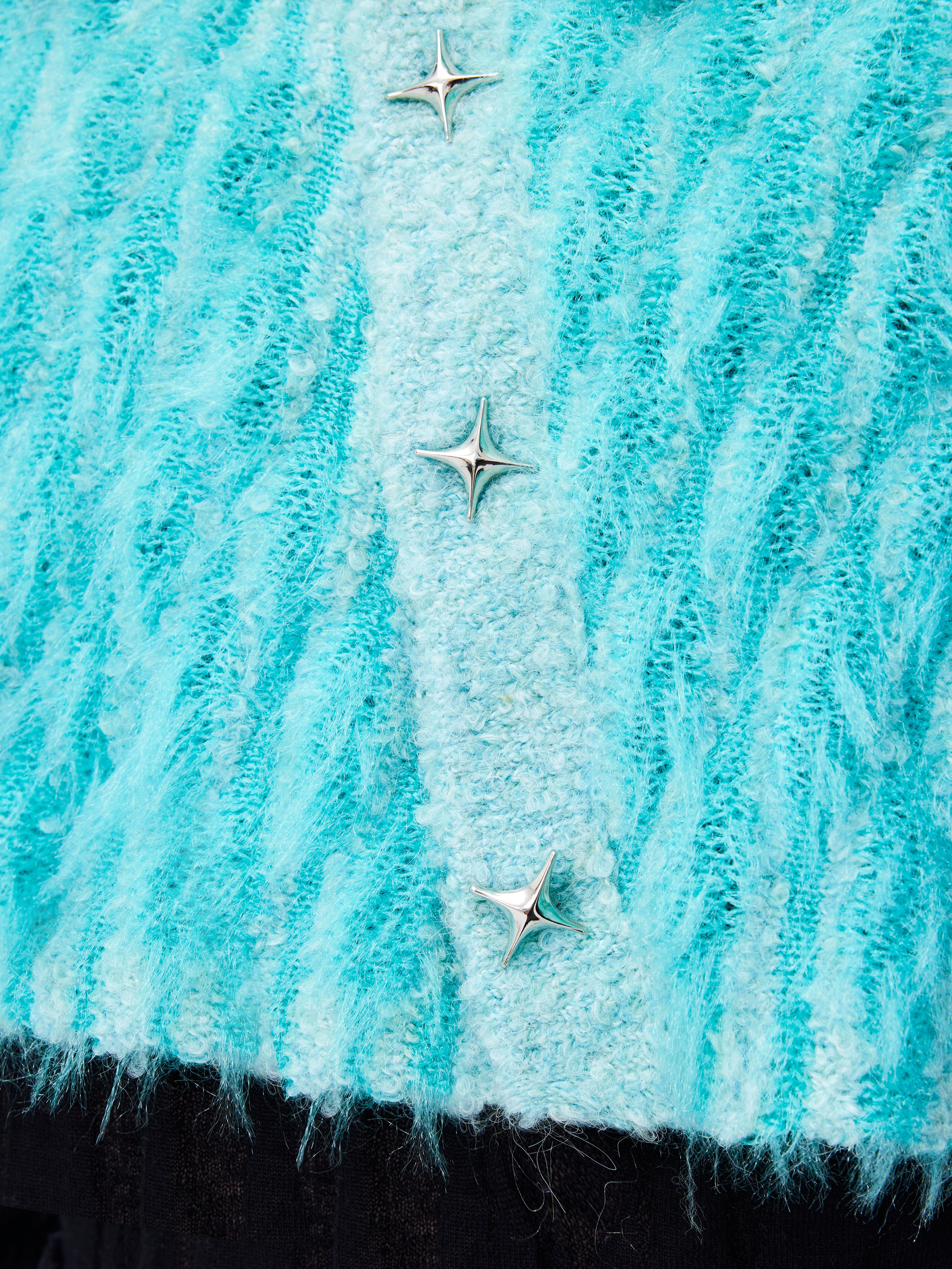 Capa corta con solapa diagonal